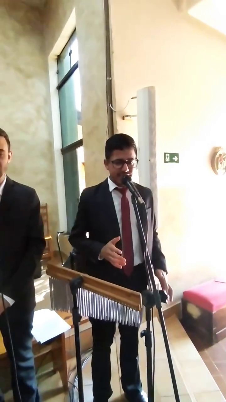 Solista da Harmonia do Altar cantando na igreja