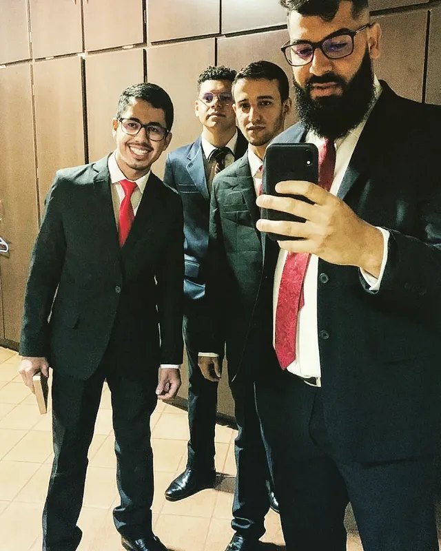 Integrantes do grupo nos bastidores, prontos para a cerimônia